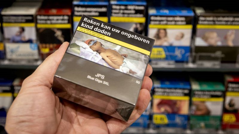 Een pakje sigaretten met daarop de tekst Roken kan uw ongeboren kind doden
