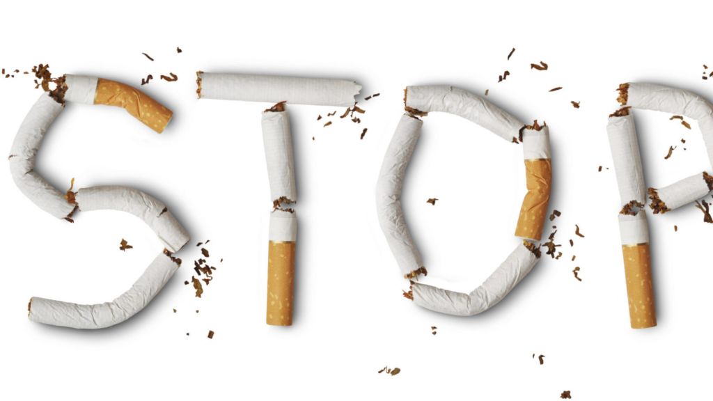 het woord STOP gevormd door gebroken sigaretten
