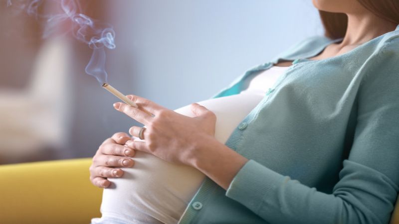 Hoogzwangere rokende vrouw.