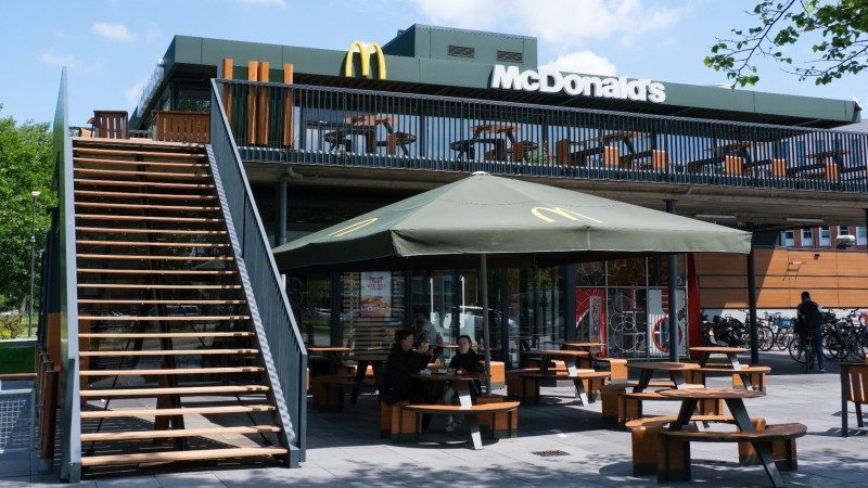Het terras van McDonald's in Zaandam