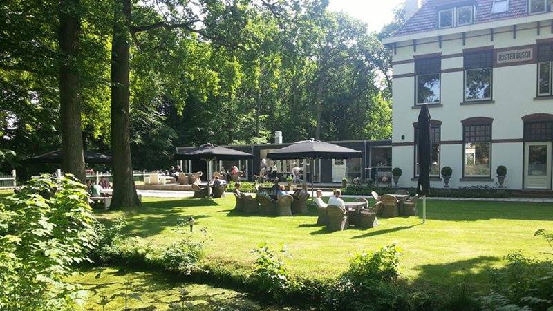 Rookvrij: het terras en de tuin van restaurant en pension Rijsterbosch in het Gaasterlandse Rijs