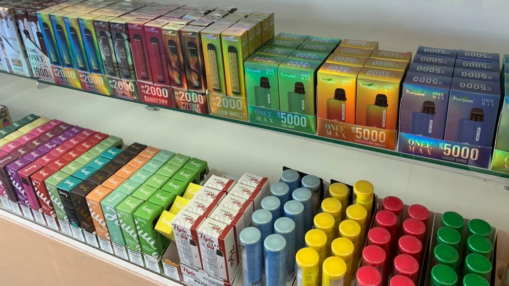 Een schap in een tabakswinkel met een collectie e-sigaretten
