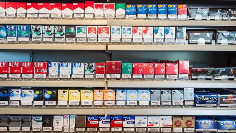 uitgestalde sigarettenpakjes in tabaksverkooppunt